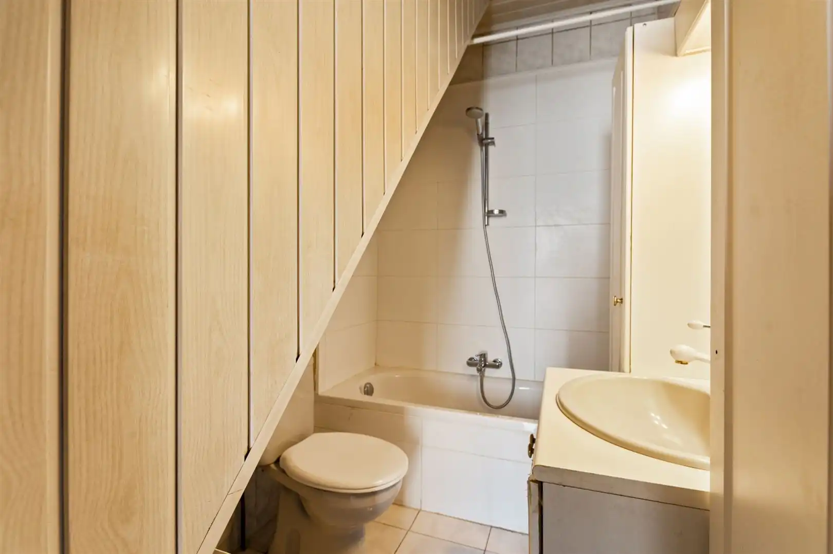 Te renoveren woning met garage in centrum foto 14