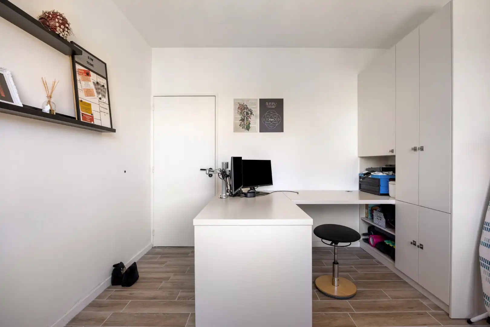 Hedendaags 2 slpk appartement met garage foto 16