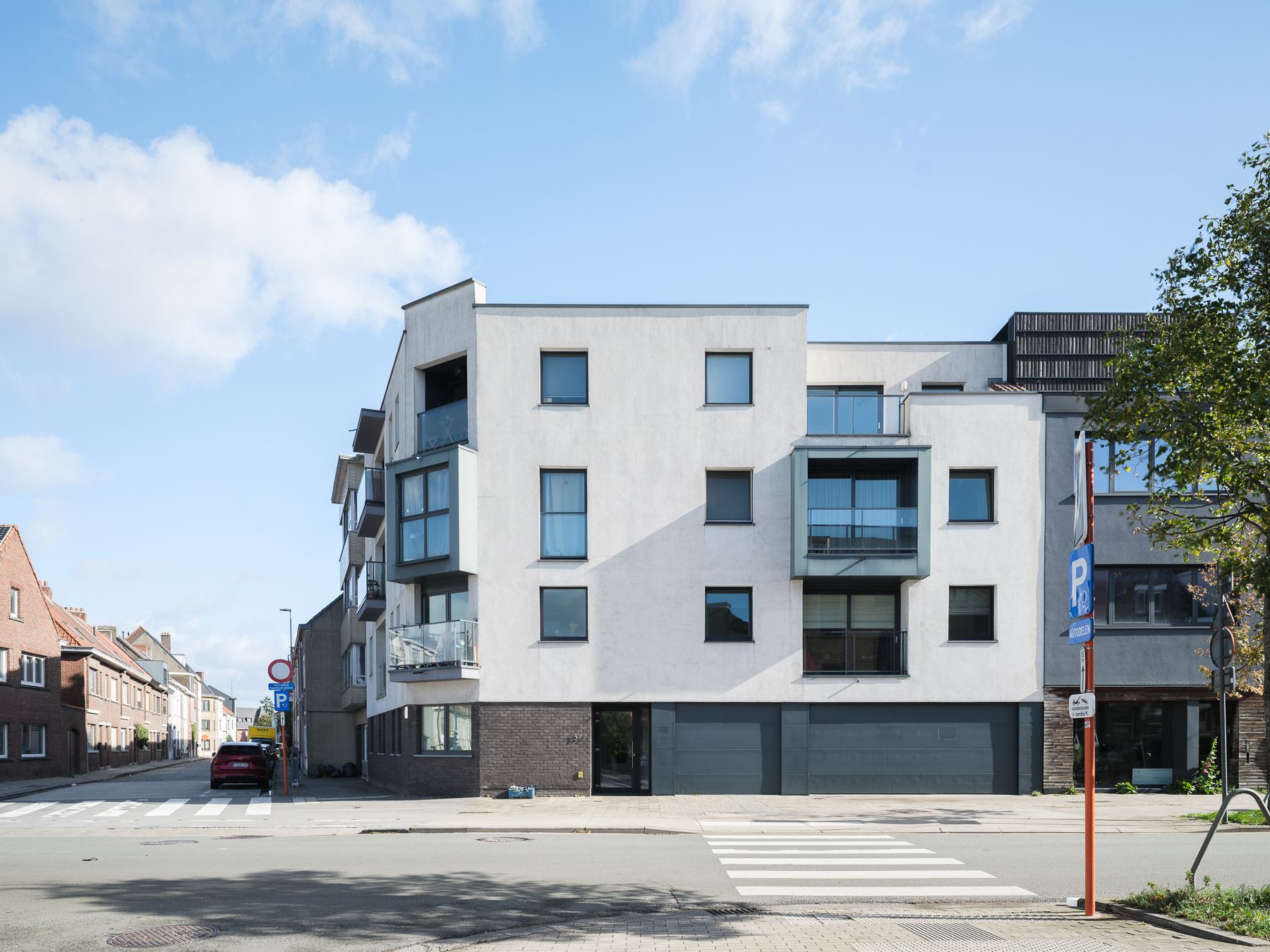 Instapklaar éénslaapkamerappartement met terras en autostaanplaats foto {{pictureIndex}}