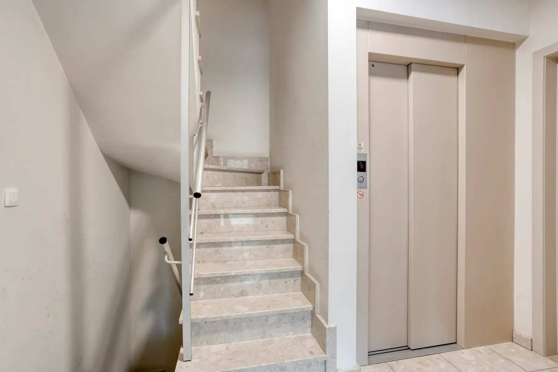 Instapklaar appartement met terras in het centrum van Zellik! foto 4