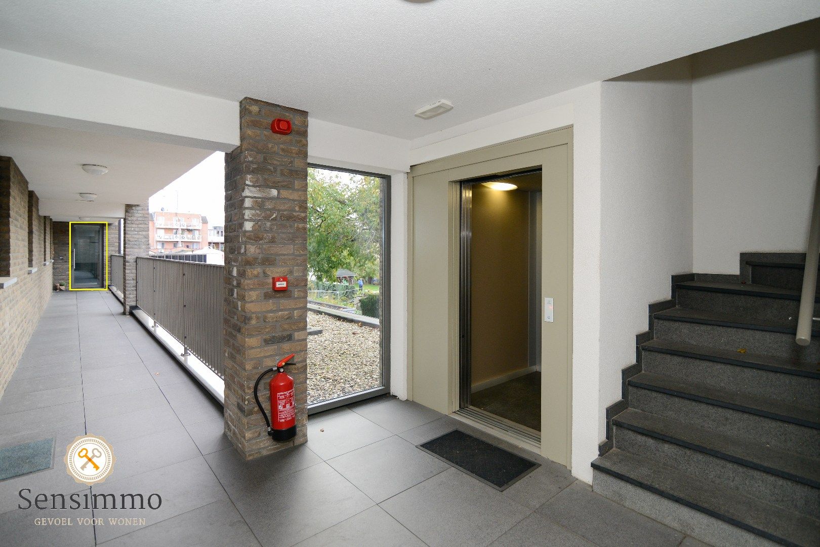 Modern en ruim appartement met 1 slaapkamer, dubbel terras en privé parking foto 3