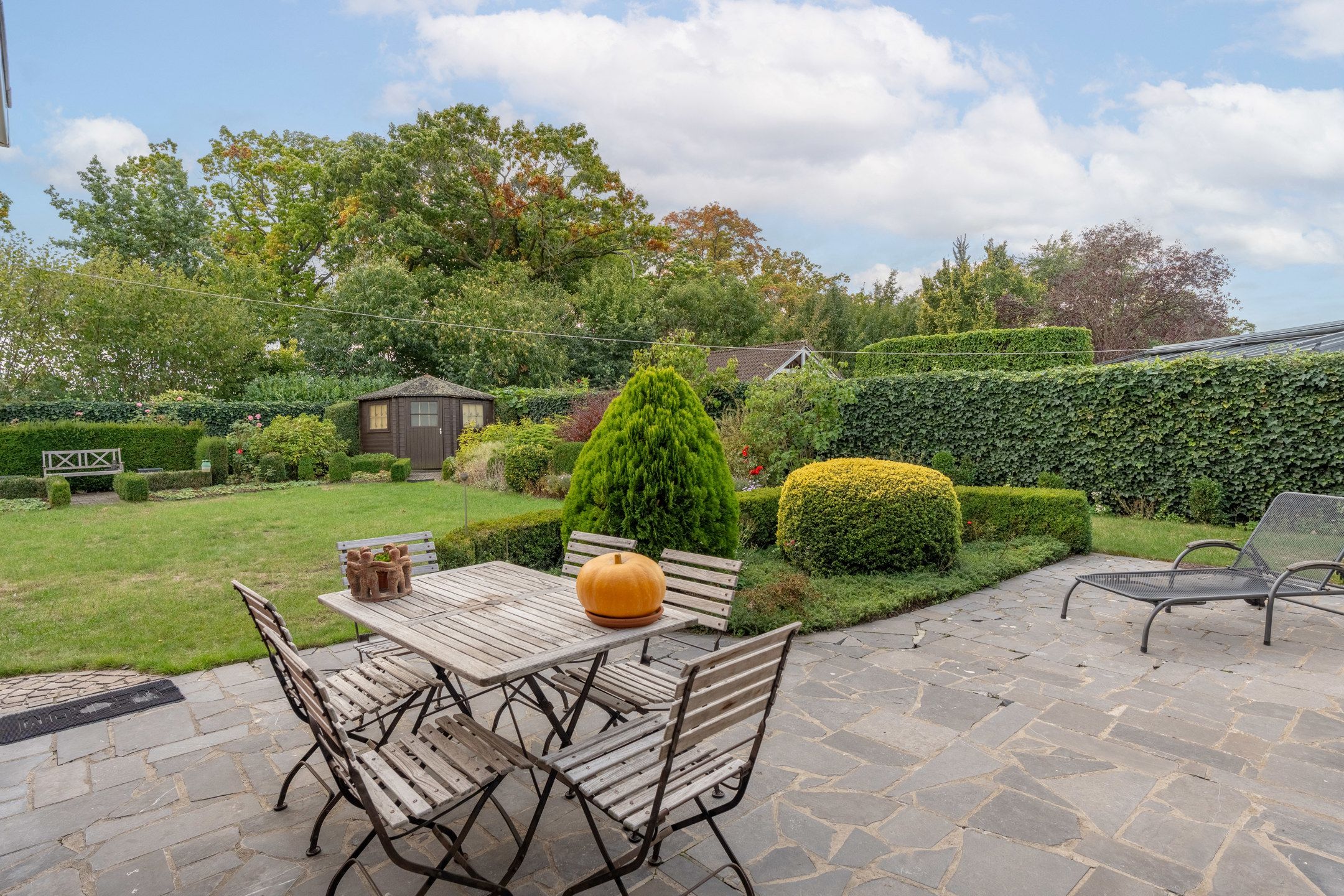 Gunstig gelegen laagbouwwoning met prachtige tuin te Beerse foto 2