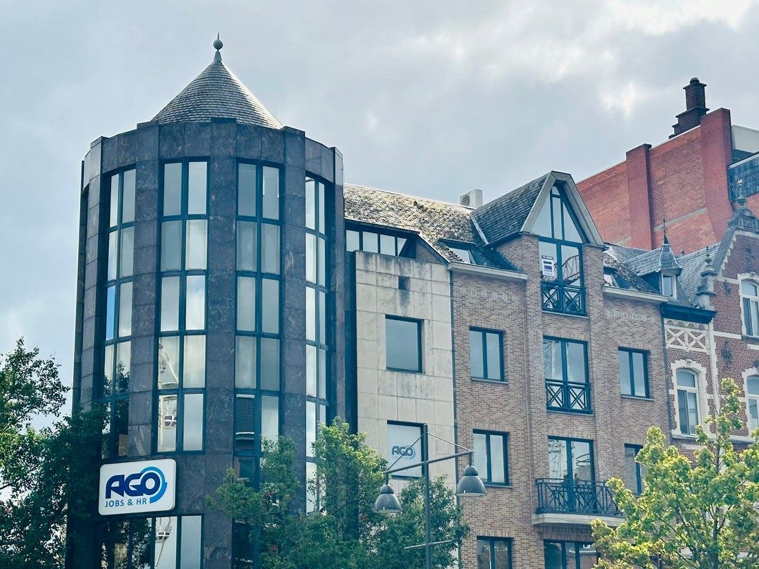 Iconisch kantorencomplex of commerciële ruimte te Hasselt centrum foto {{pictureIndex}}