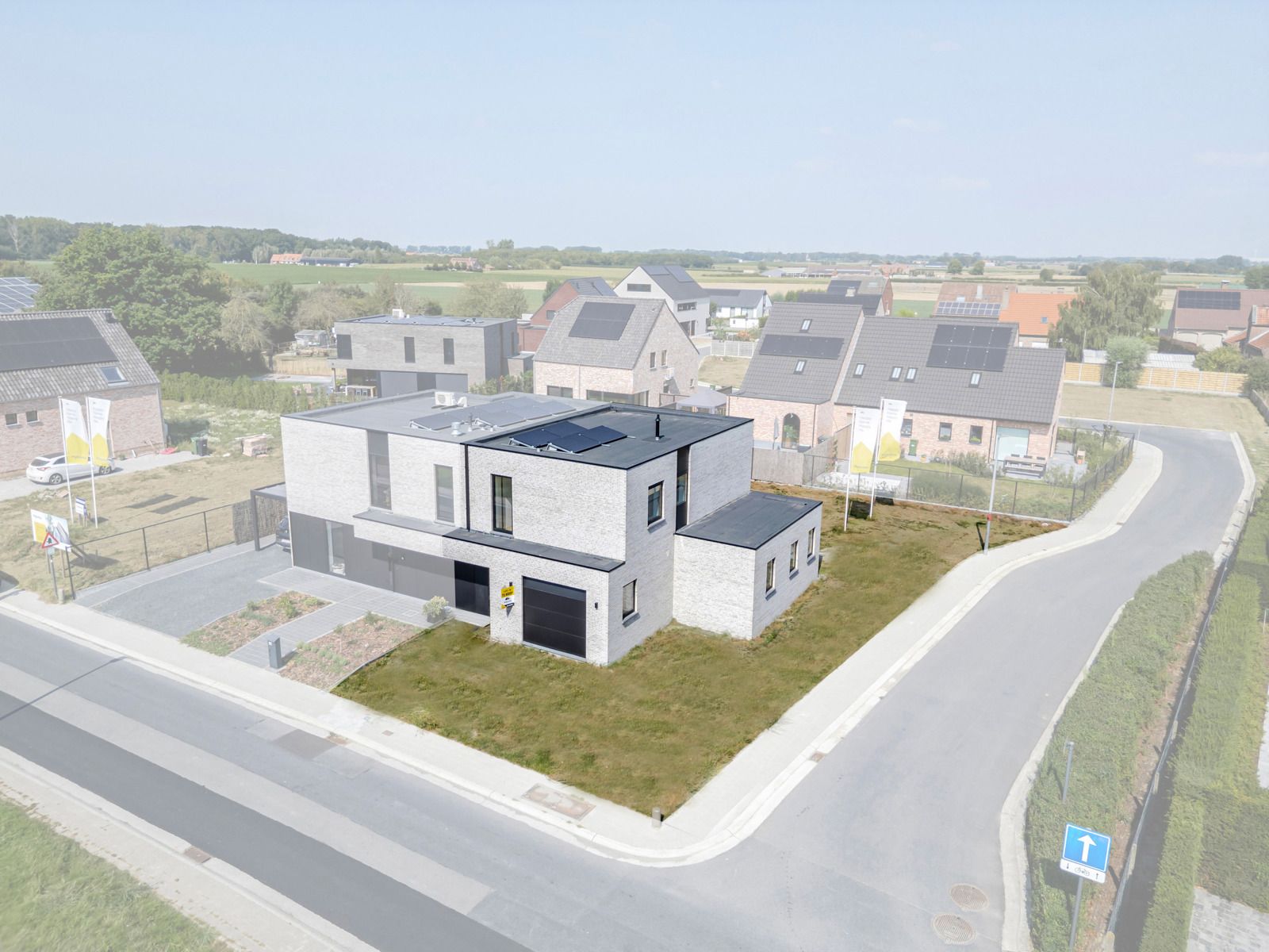 Moderne, halfopen woning foto {{pictureIndex}}