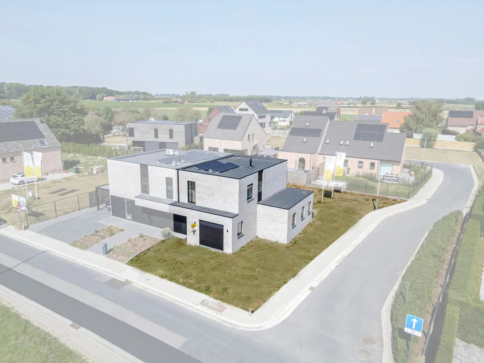 Moderne, halfopen woning foto {{pictureIndex}}