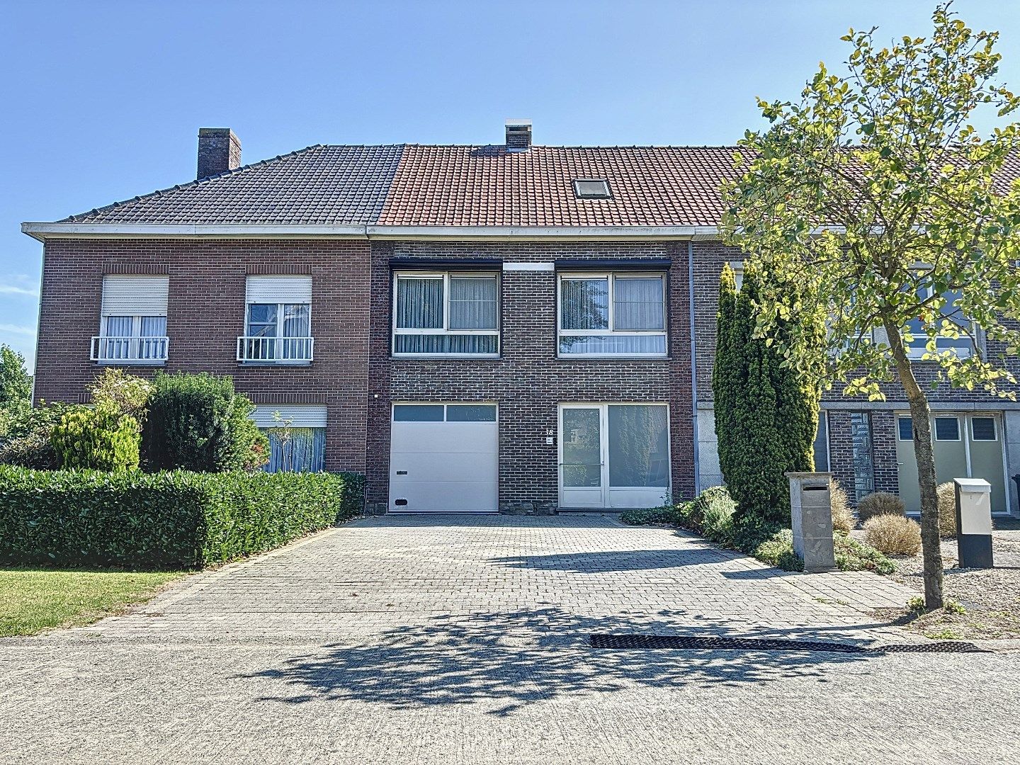 Instapklare rijwoning met 4 slaapkamers en een zonnige tuin. foto 2