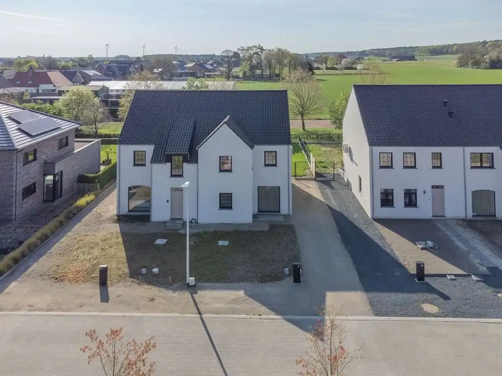 Halfvrijstaande stijlvolle nieuwbouwwoning met landelijke uitstraling foto 34