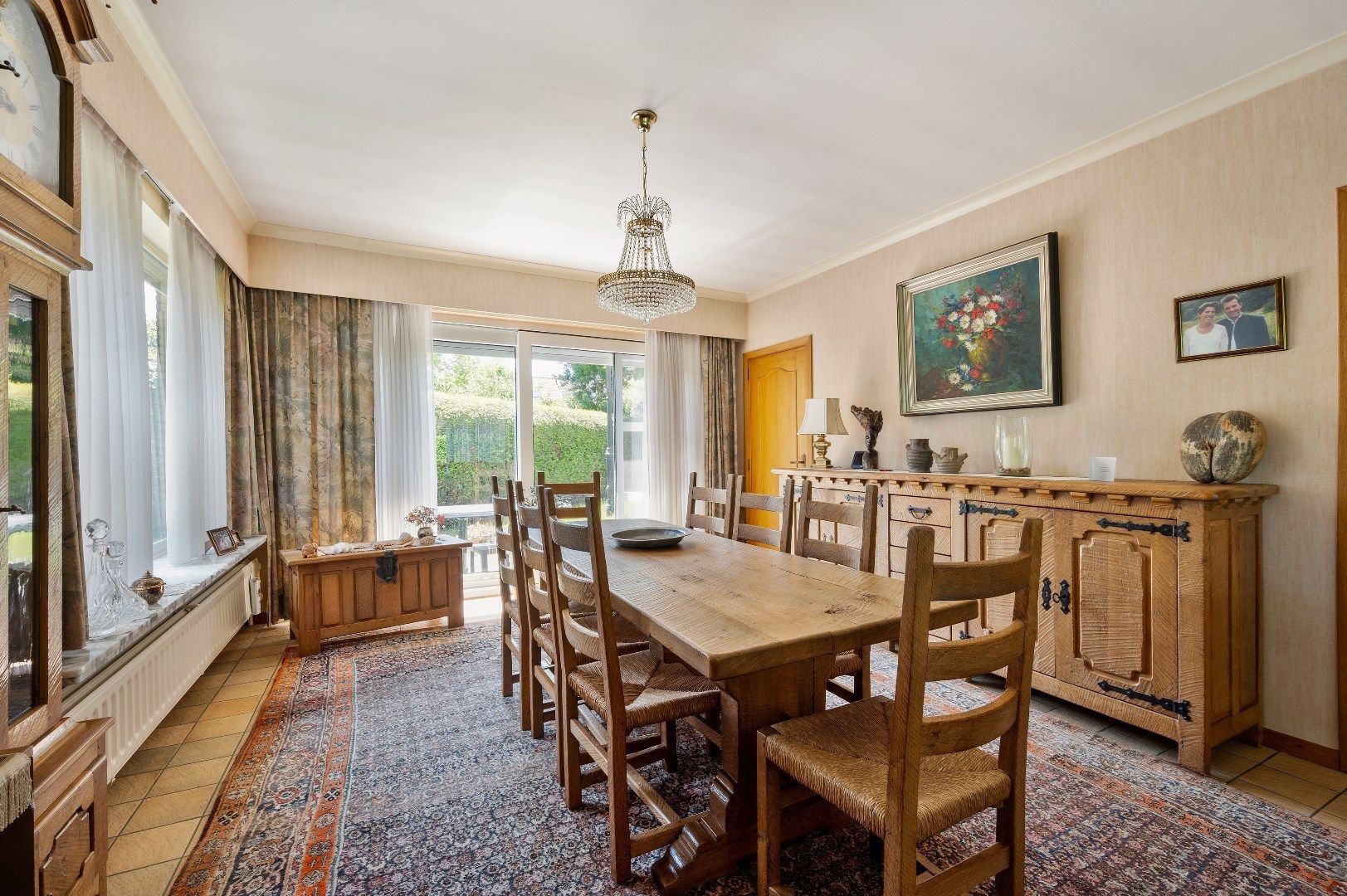 Villa met 3 ruime slaapkamers, garage en tuin in het centrum. foto 4