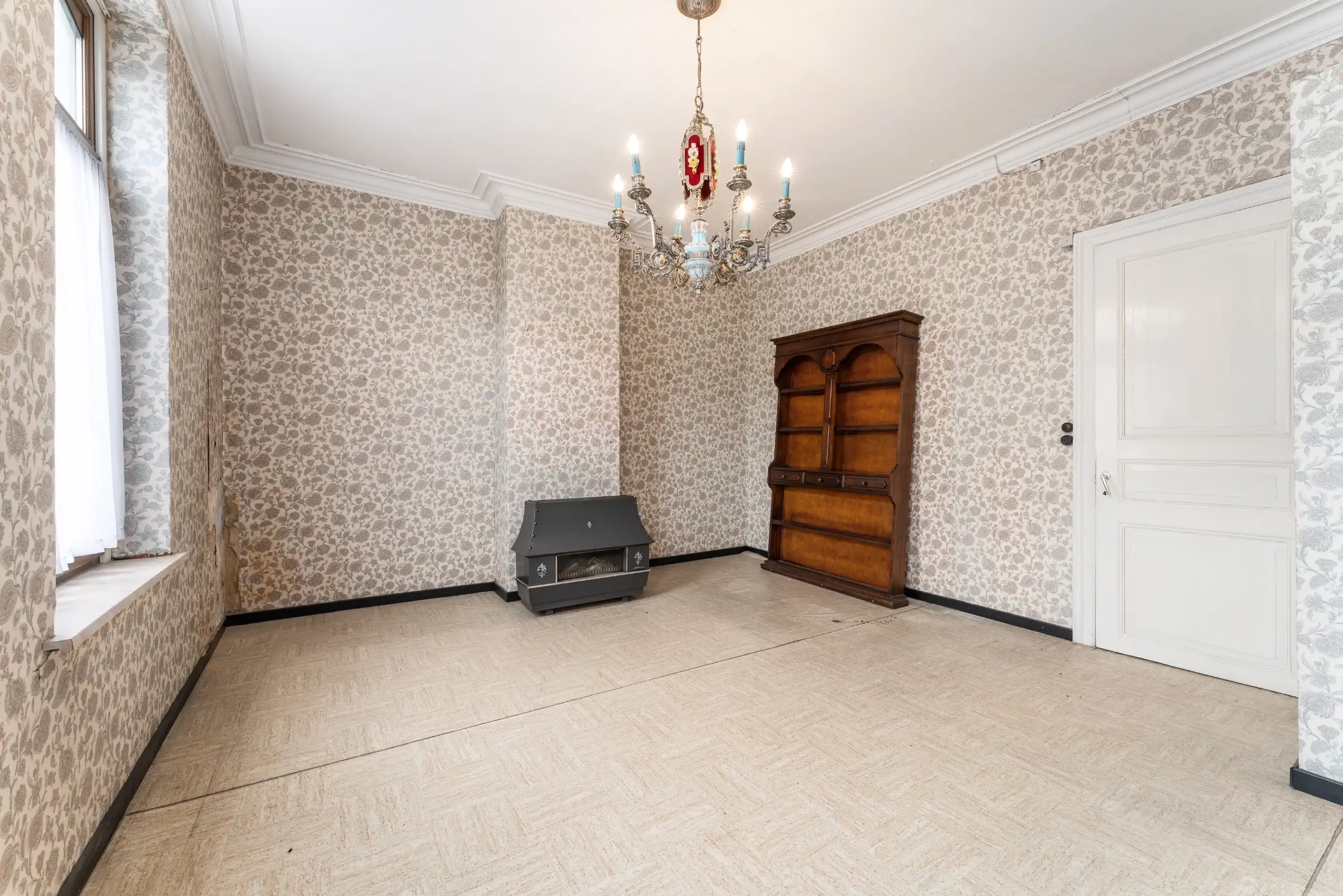 Zeer ruime te renoveren woning in centrum met 5 slpks. & tuin foto 2