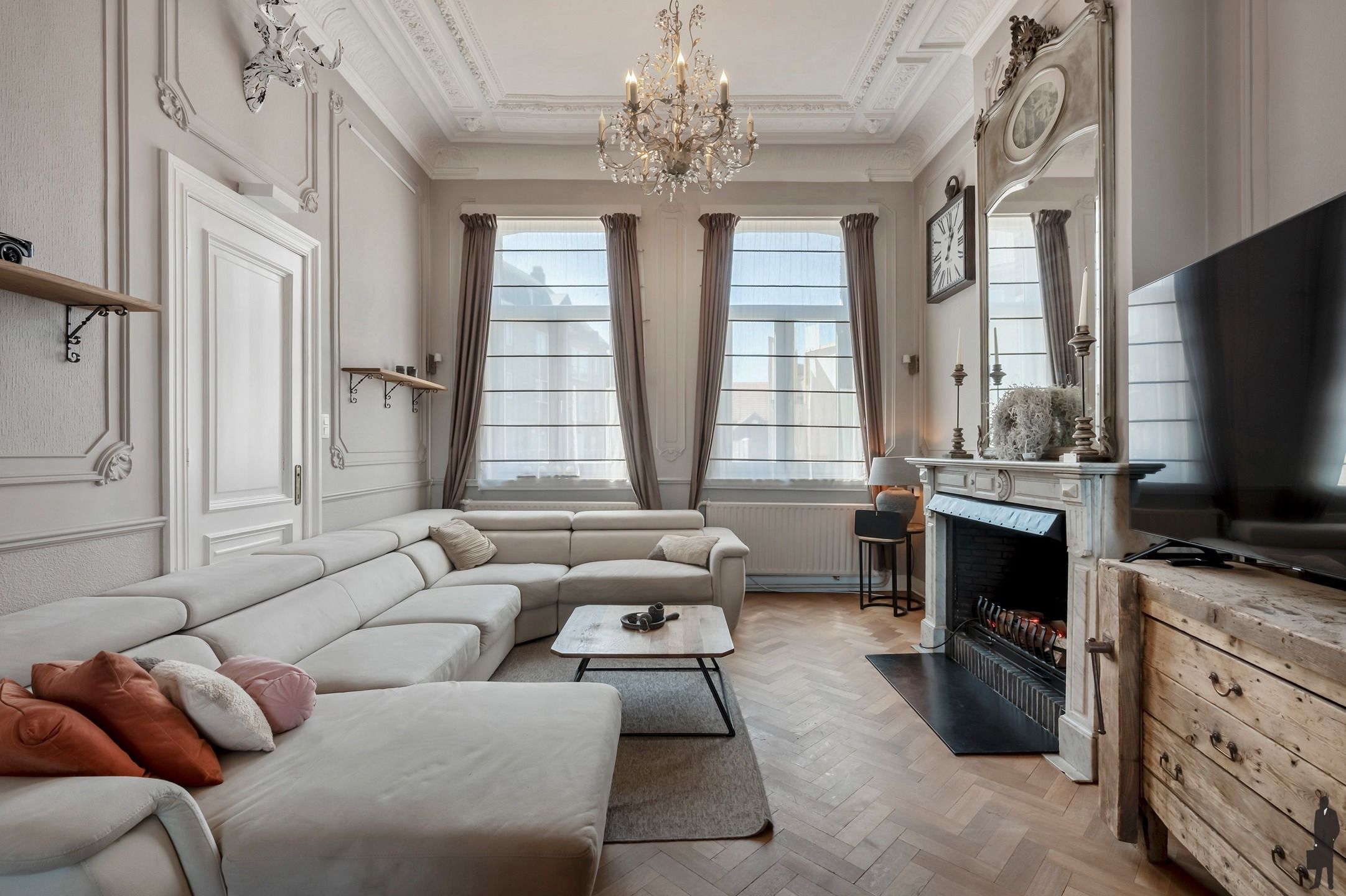 Karaktervol herenhuis met handelsruimte en 6 slaapkamers. foto 4
