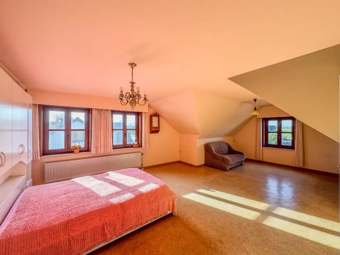 Ruime villa met 3 slaapkamers, ruime garage en tuin. foto 16