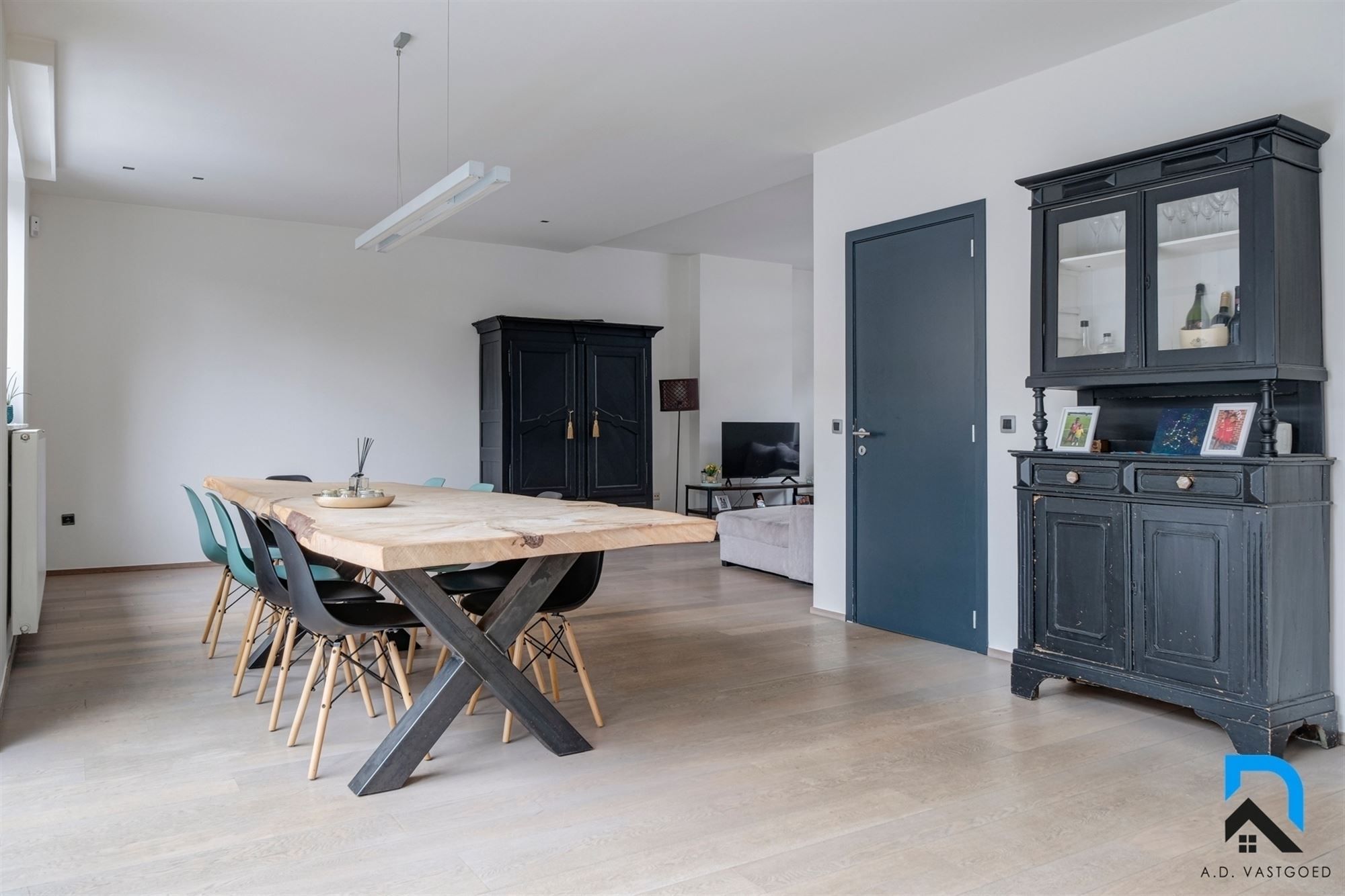 Bijzonder mooi gerenoveerde woning voorzien van 5 slaapkamers foto 5