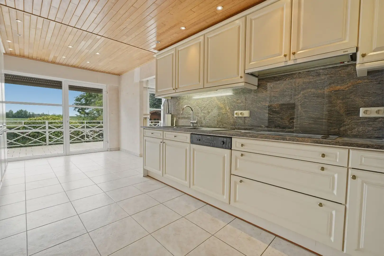 Riante gezinswoning met uniek panoramisch uitzicht en eindeloos potentieel op 644 m². foto 6