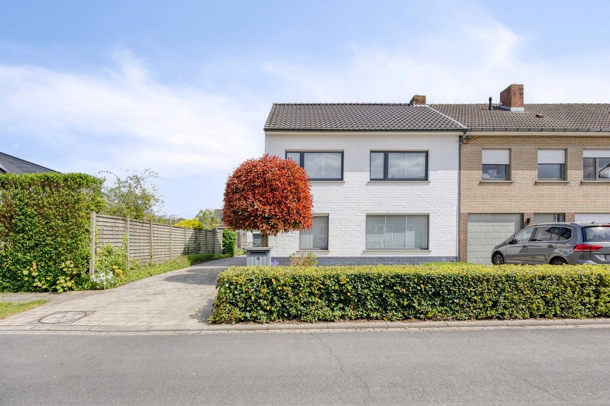 Halfopen woning met 3 slaapkamers en dubbele garage foto 2