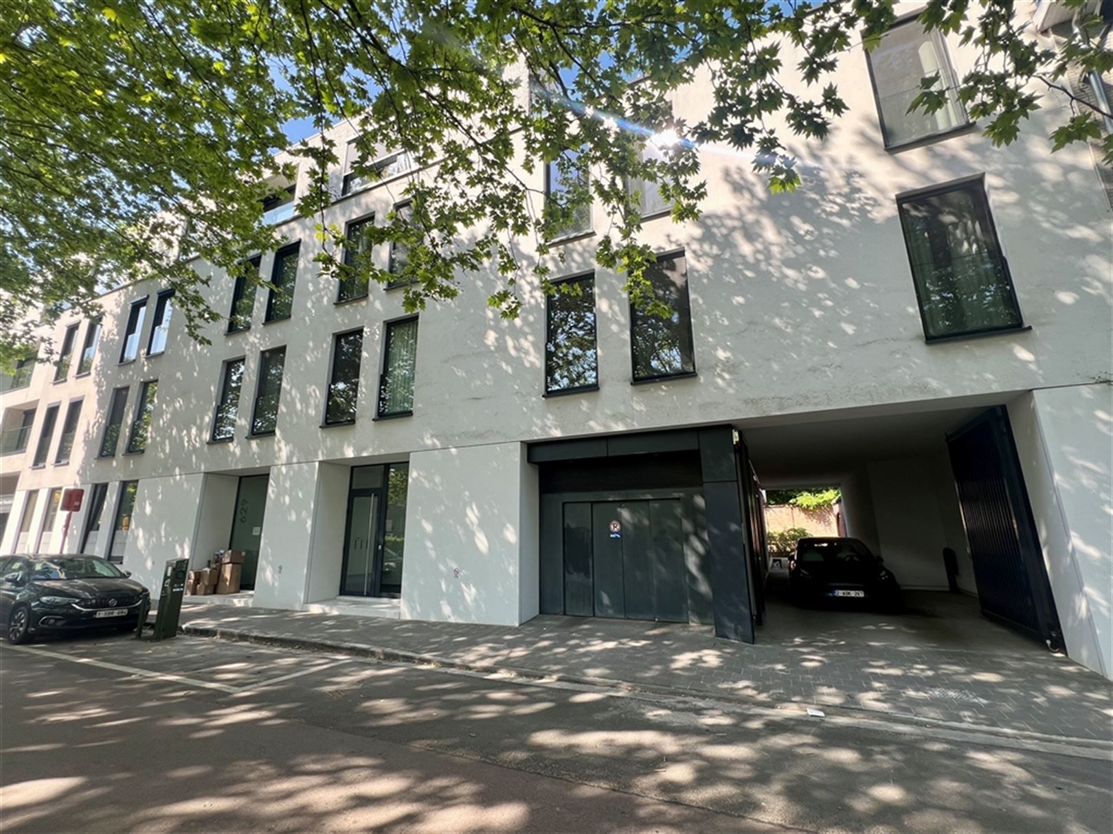 Modern gelijkvloerskantoor-/praktijkruimte te huur langs de Coupure foto 2