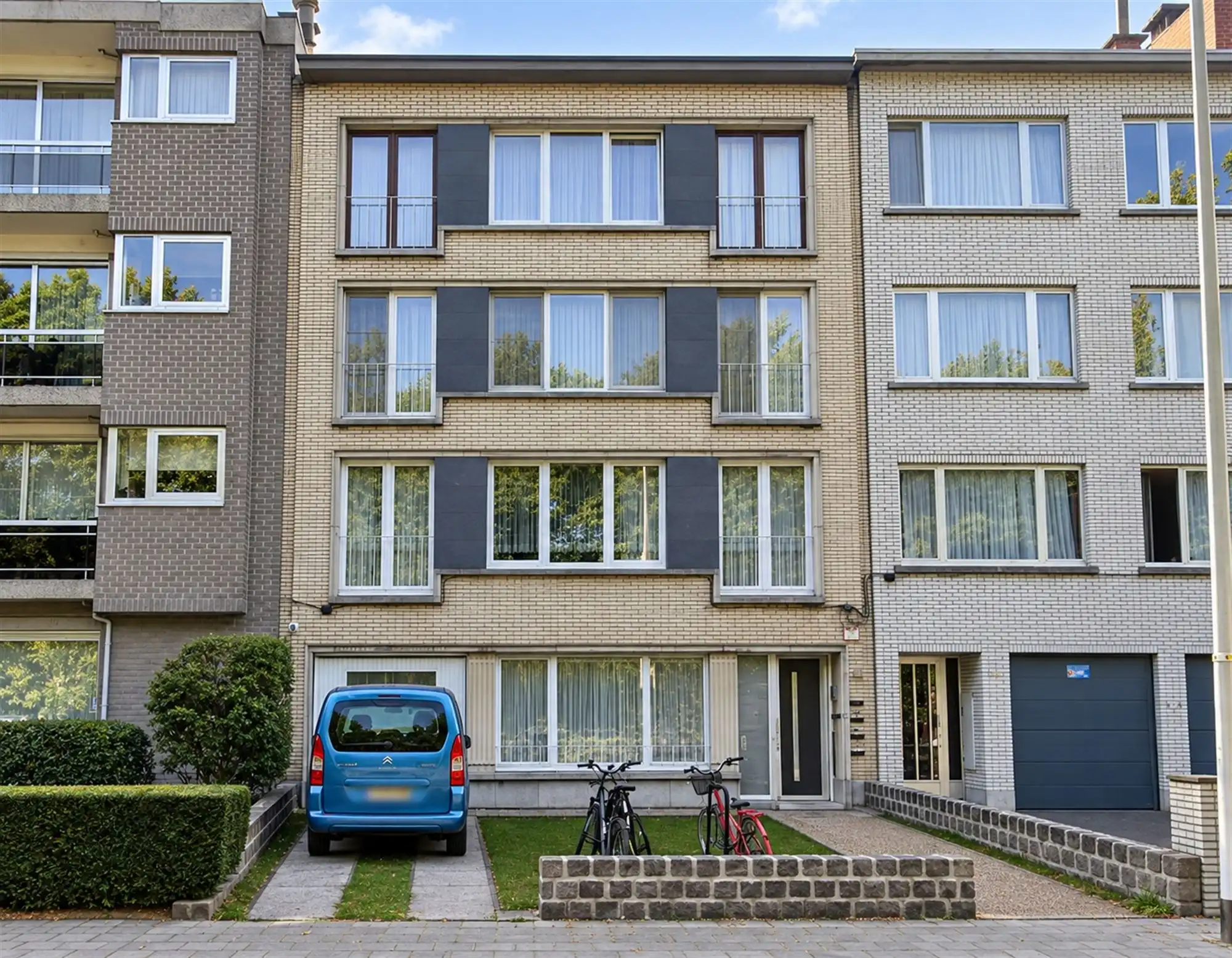Gelijkvloers appartement met 2 slpk, garage en tuintje foto {{pictureIndex}}