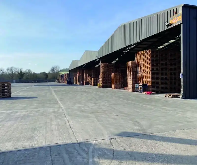 TE KOOP: Bedrijfssite met magazijnen, kantoren en buitenopslag in Tessenderlo-Ham foto 4
