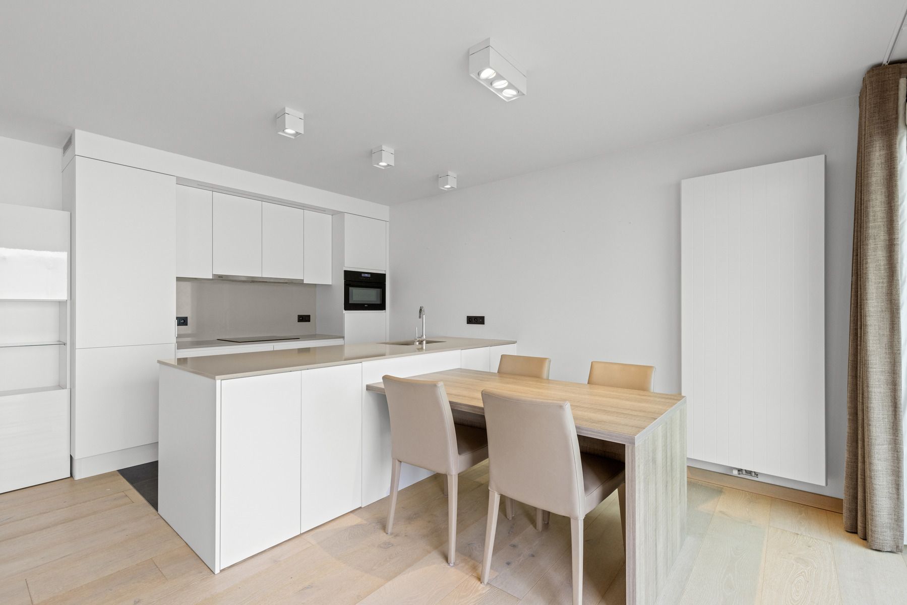 Bemeubeld 2 slaapkamer appartement in hartje van Bredene!  foto 5