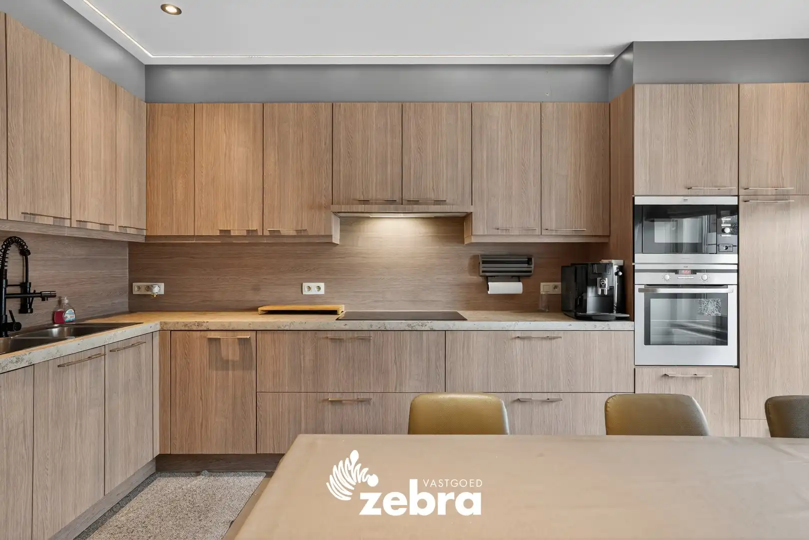 Ruime, instapklare woning met 5 slaapkamers en dubbele garage te Koolskamp! foto 2