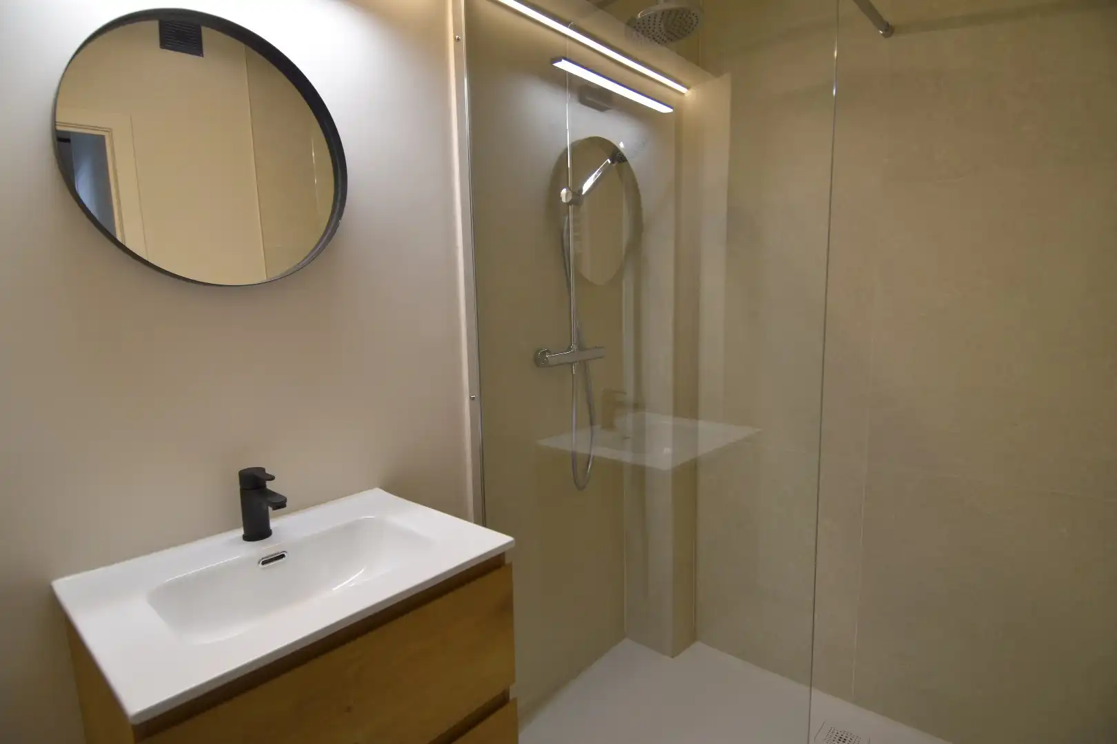 Gerenoveerd appartement met 2 slaapkamers en 2 terrassen foto 5