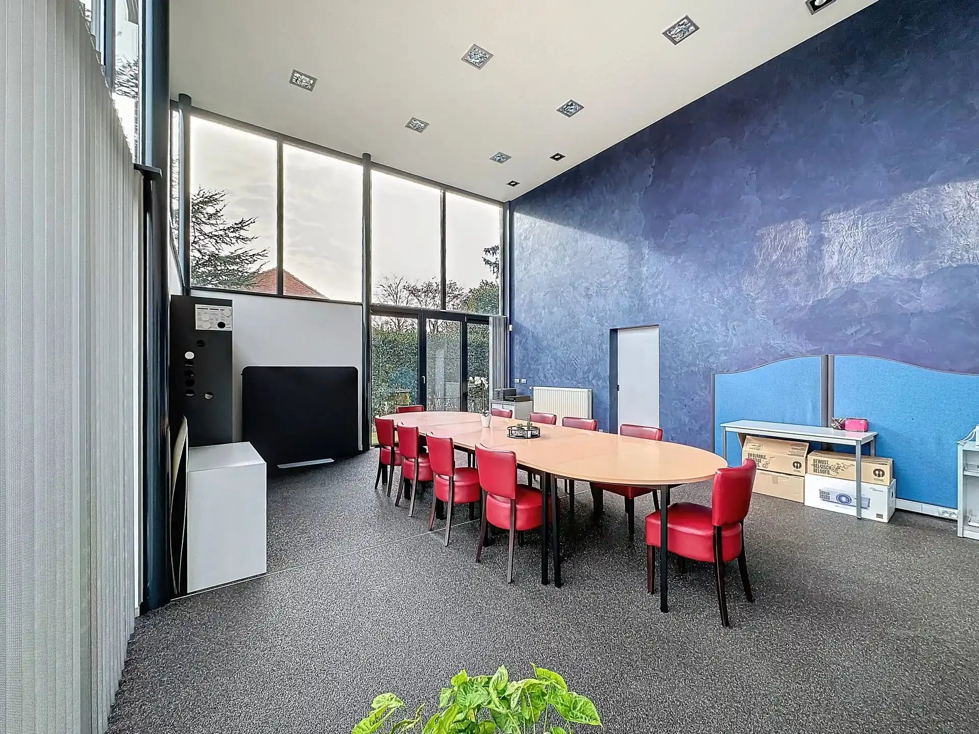 Unieke moderne woning met een dubbele bestemming op een perceel van 29a24ca. foto 11