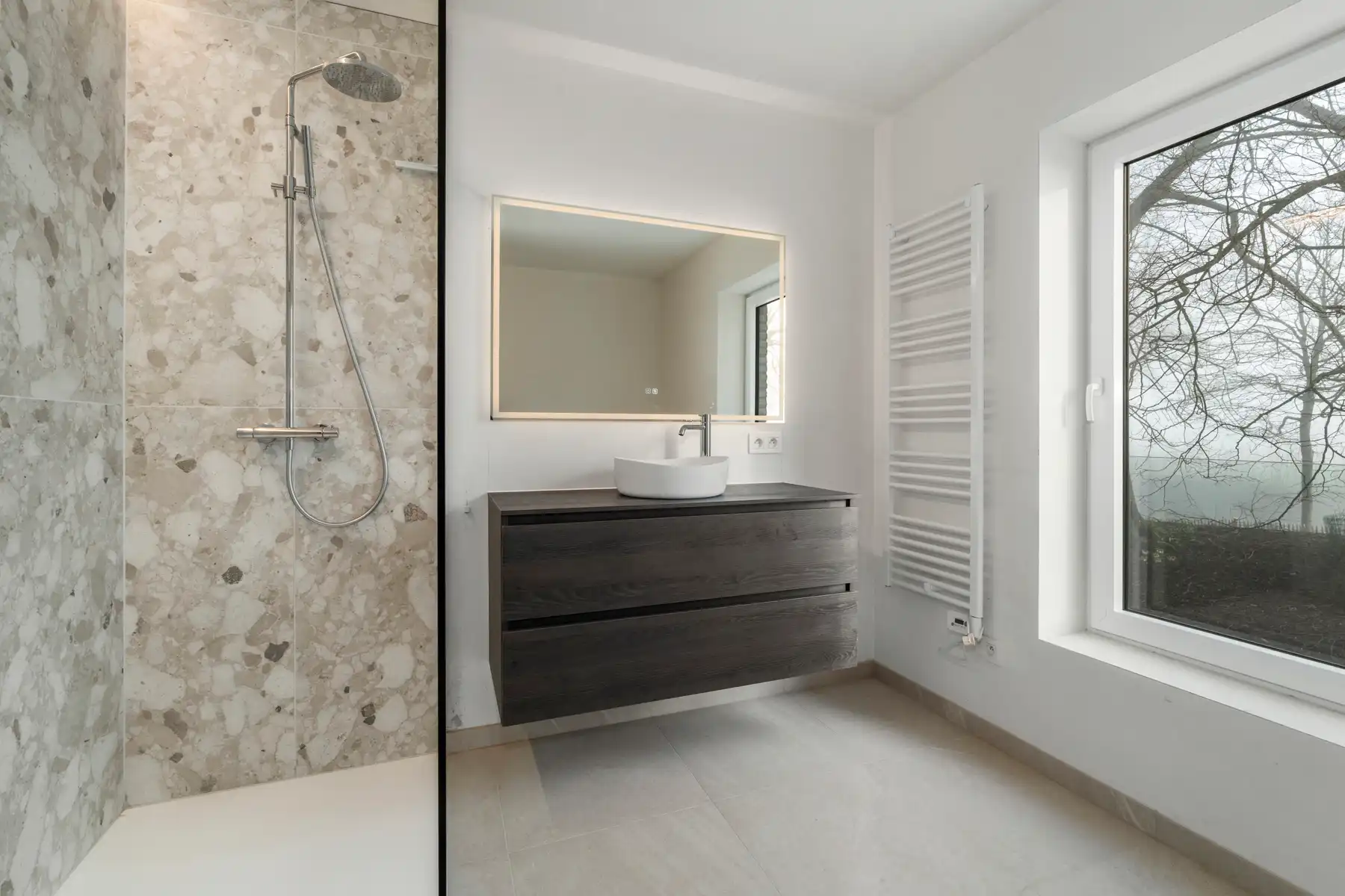 Moderne, halfopen woning foto 5