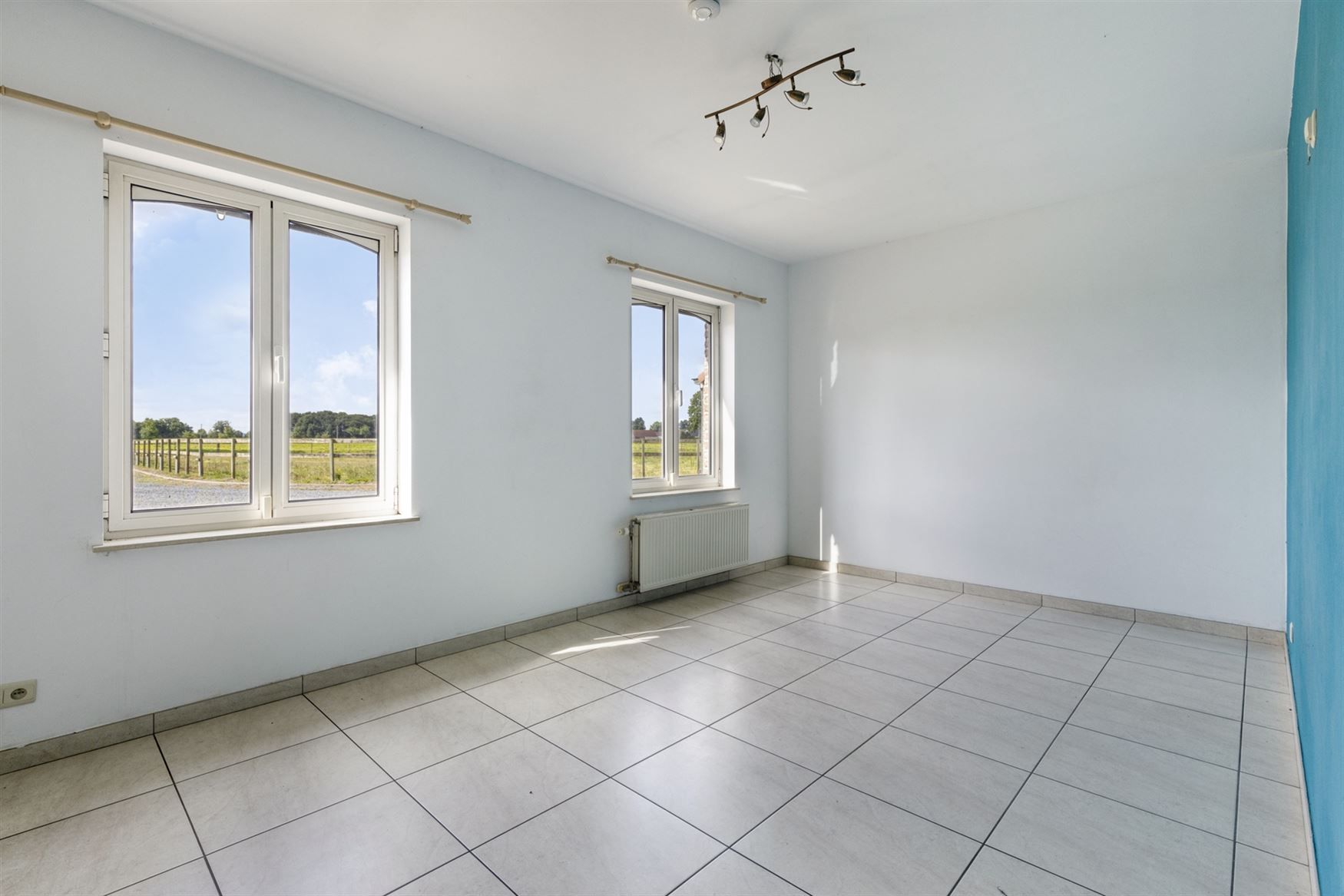 Ruime hoeve met stallingen foto 12