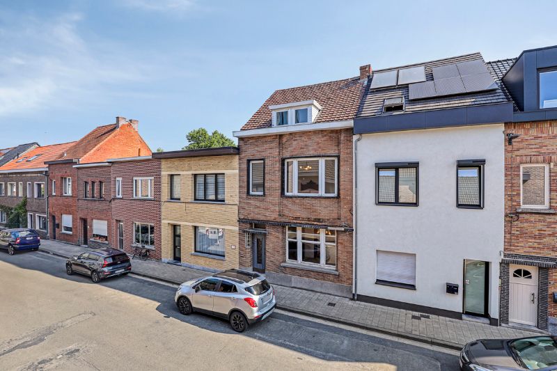 Charmante woning met opvallende gevel ligt op je te wachten. foto 22