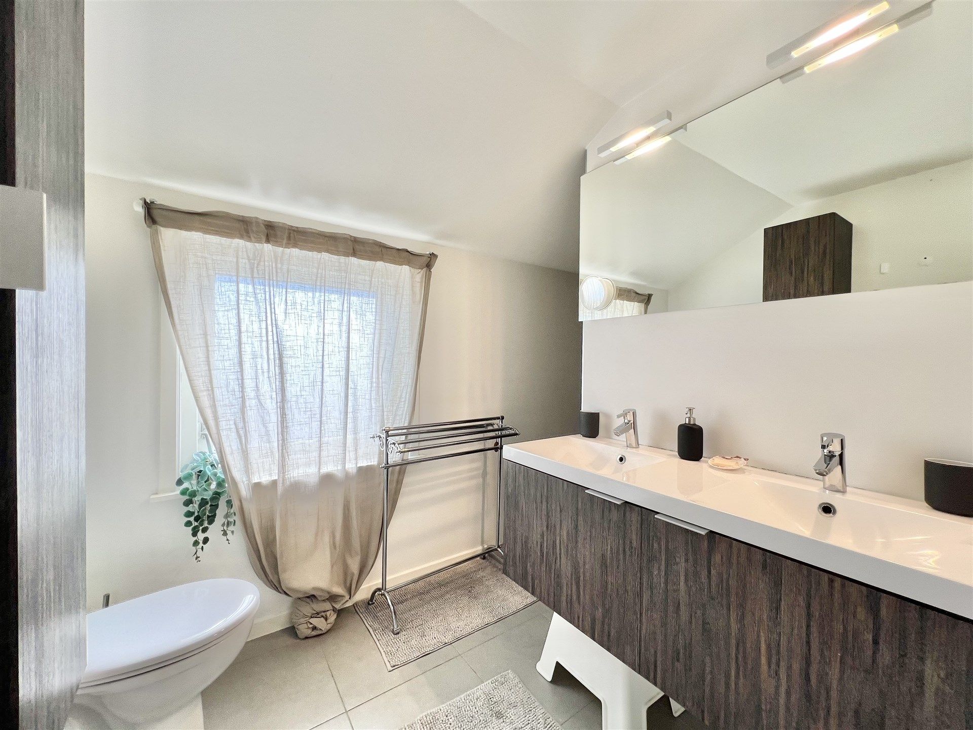 Charmante woning met drie slaapkamers en tuin foto 9