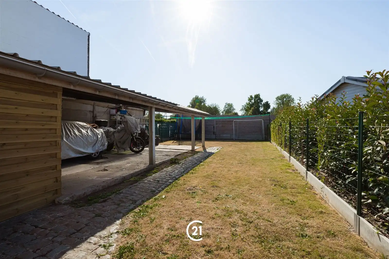 Goed gelegen gezinswoning met 3 ruime kamers, garage, tuin en berging foto 10