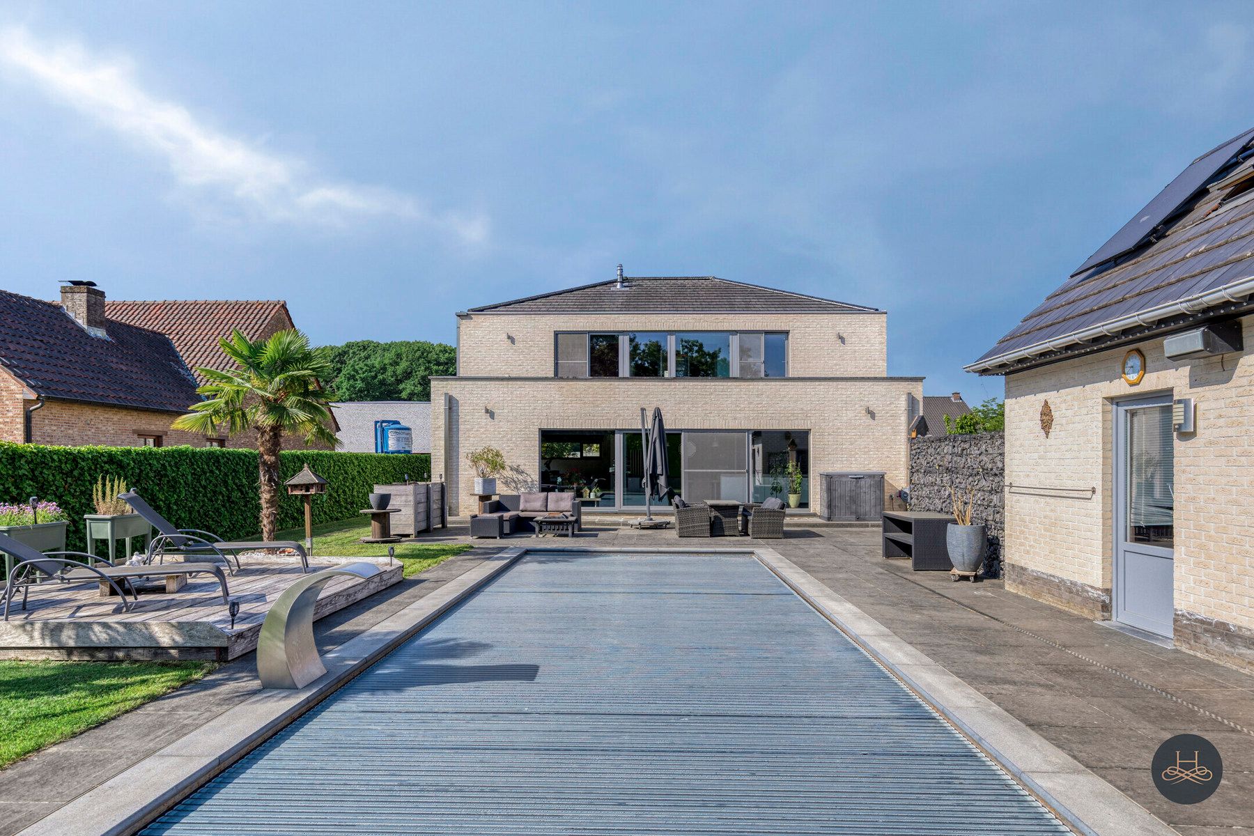 Ruime en recente woning met zwembad foto 22