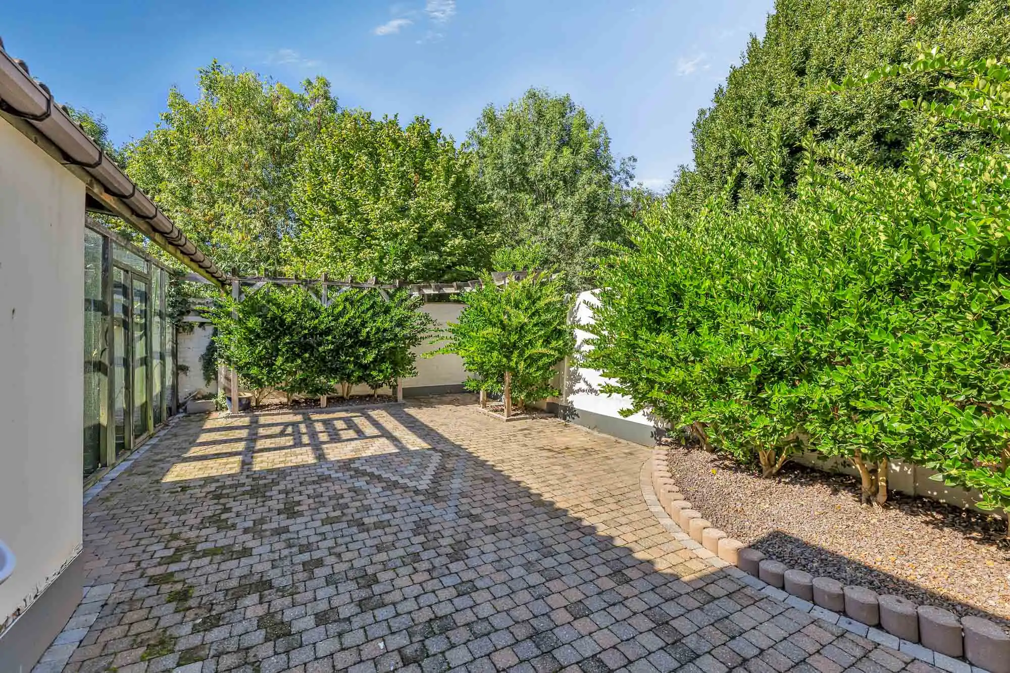 Goed onderhouden, robuuste woning met garage foto 23