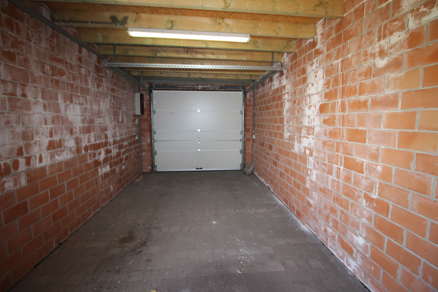 Een woning met 4 slaapkamers, garage, terras en tuin. foto 23