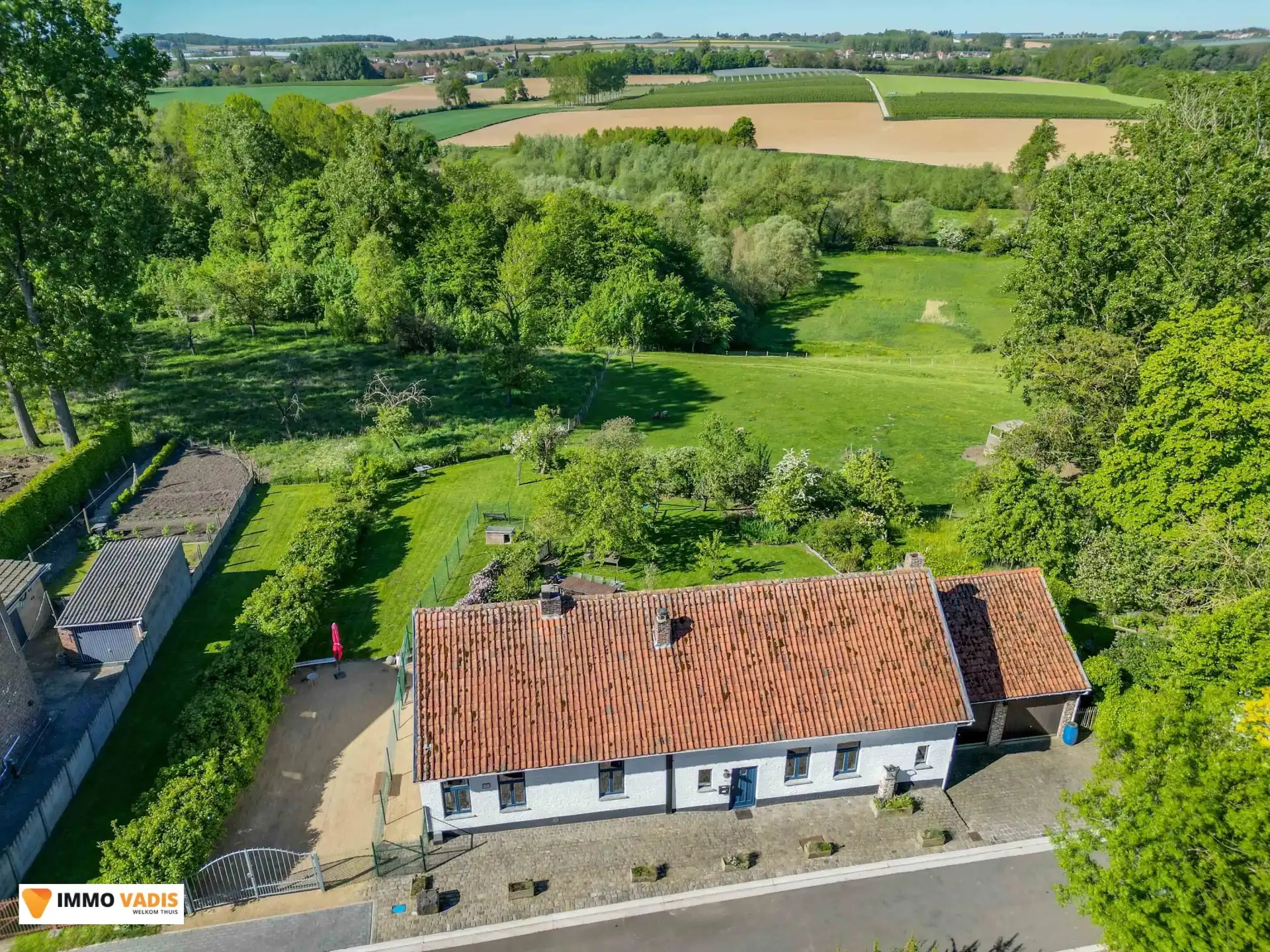Hoofdfoto van de publicatie: Wonen in alle rust: Uniek landhuis omringd door natuur