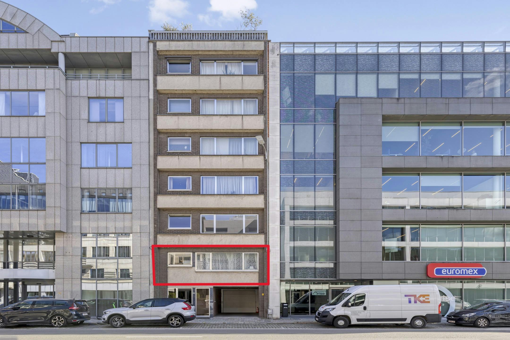 Op te frissen appartement met terras te koop in Berchem foto 2