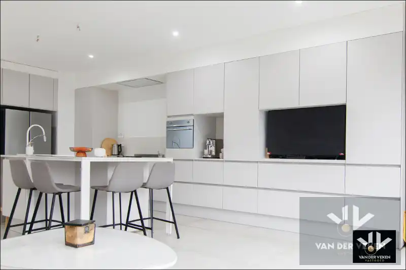 Voll gerenoveerde woning met 5 slpk 3 badk foto 2