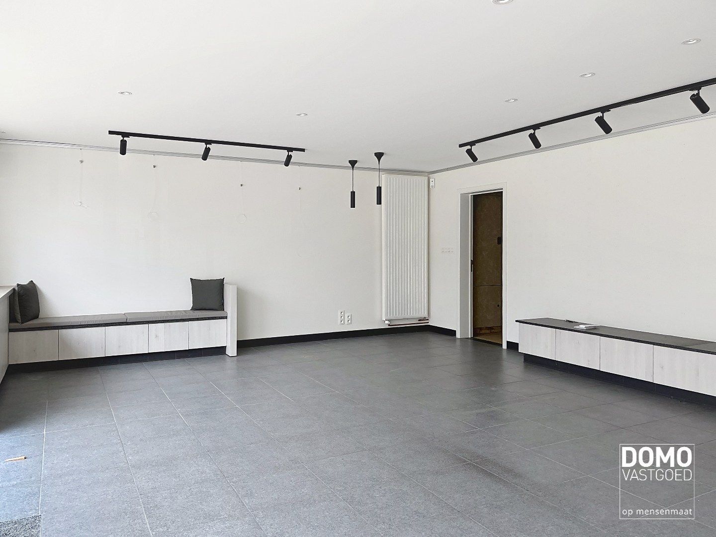 Commercieel gelegen handelspand met inclusief bovenliggend appartement te Kermt. foto 5