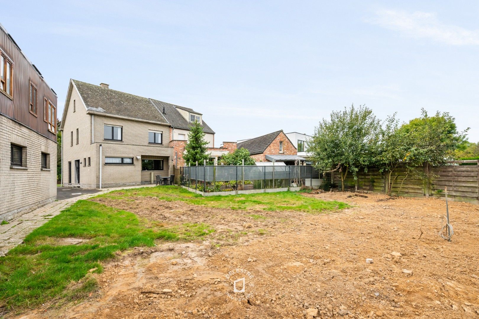 RUSTIG GELEGEN HALFOPEN MET TUIN EN GARAGE foto 25