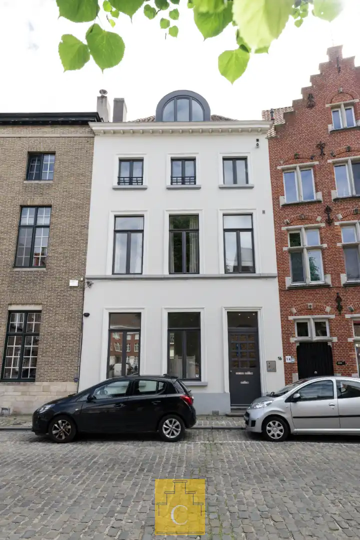 Duplex Appartement (139 m2) in herenhuis met  terras, rustige ligging op idyllisch kerkplein foto {{pictureIndex}}