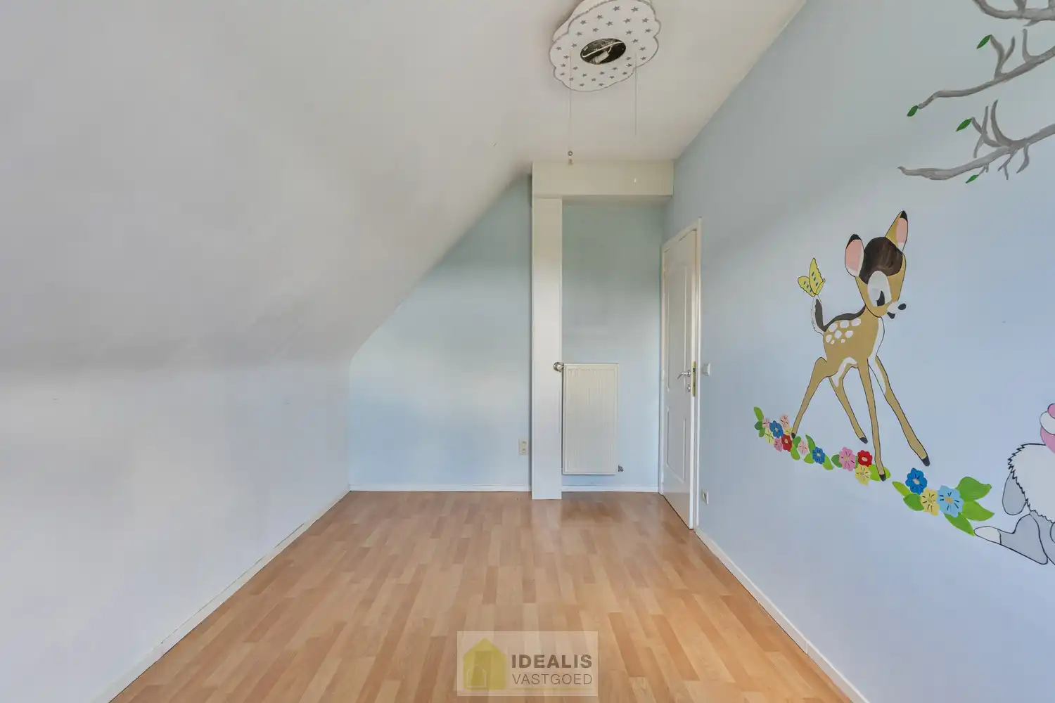 IDEALIS VASTGOED – HEDENDAAGSE EENGEZINSWONING OP RUSTIGE LOCATIE MET AANGELEGDE TUIN OP EEN KNAP PERCEEL (9A87CA) NABIJ HET CENTRUM VAN PELT – De woning omvat een heerlijke lichtrijke open leefruimte met aansluitend goed uitgeruste keuken, fijne wasplaats/berging, 4 royale slaapkamers en goed ingerichte badkamer. Een praktisch ingedeelde woning op een aangenaam en ruim perceel! foto 21