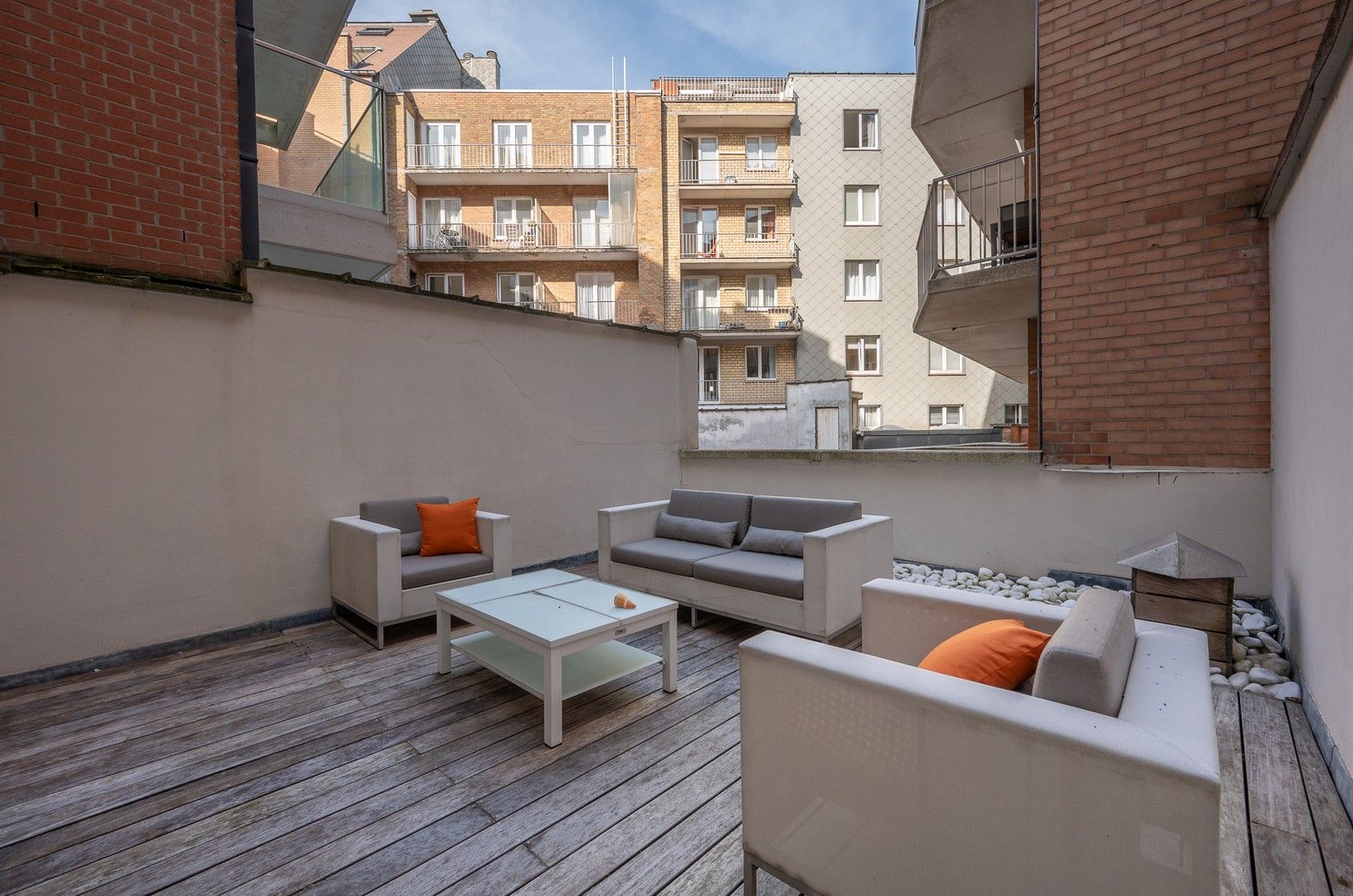 Hedendaags appartement genietend van een open zicht, centraal gelegen op de Kustlaan in het Zoute. foto 10