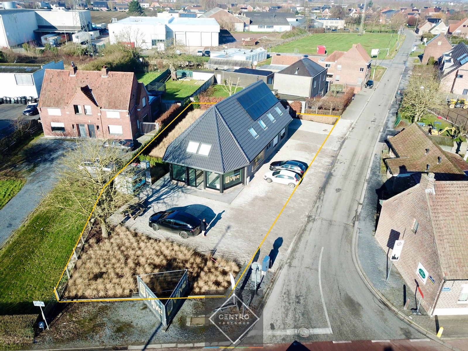 Instapklaar HANDELSHUIS bestaande uit een HANDELSRUIMTE (verhuurd) en een ruime WONING met 10 kamers. Ruime parkeergelegenheid voor de deur! foto {{pictureIndex}}