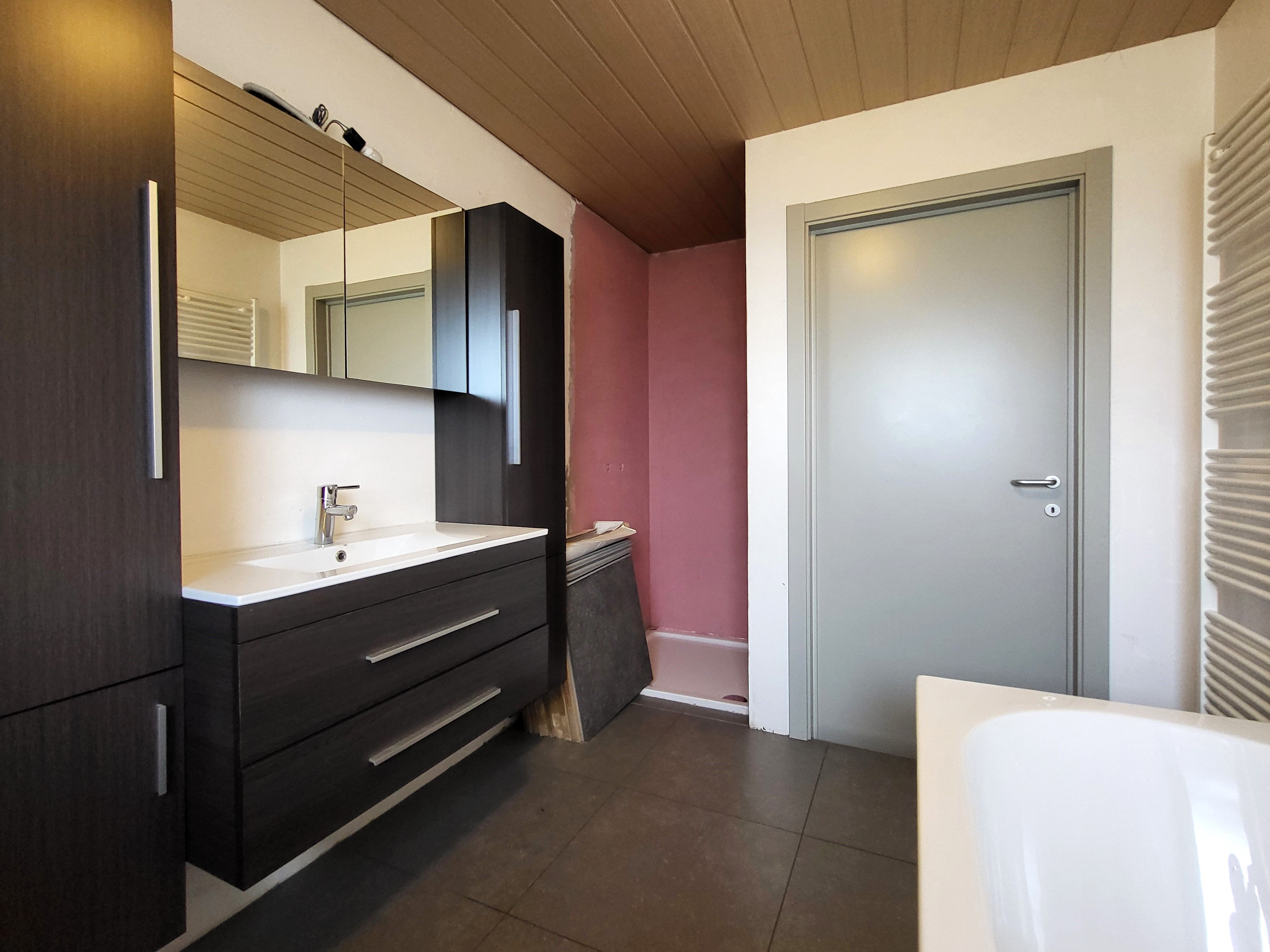 Deze instapklare halfopen woning uit 2014 ligt in een rustige en landelijke straat in Lierde.  foto 21