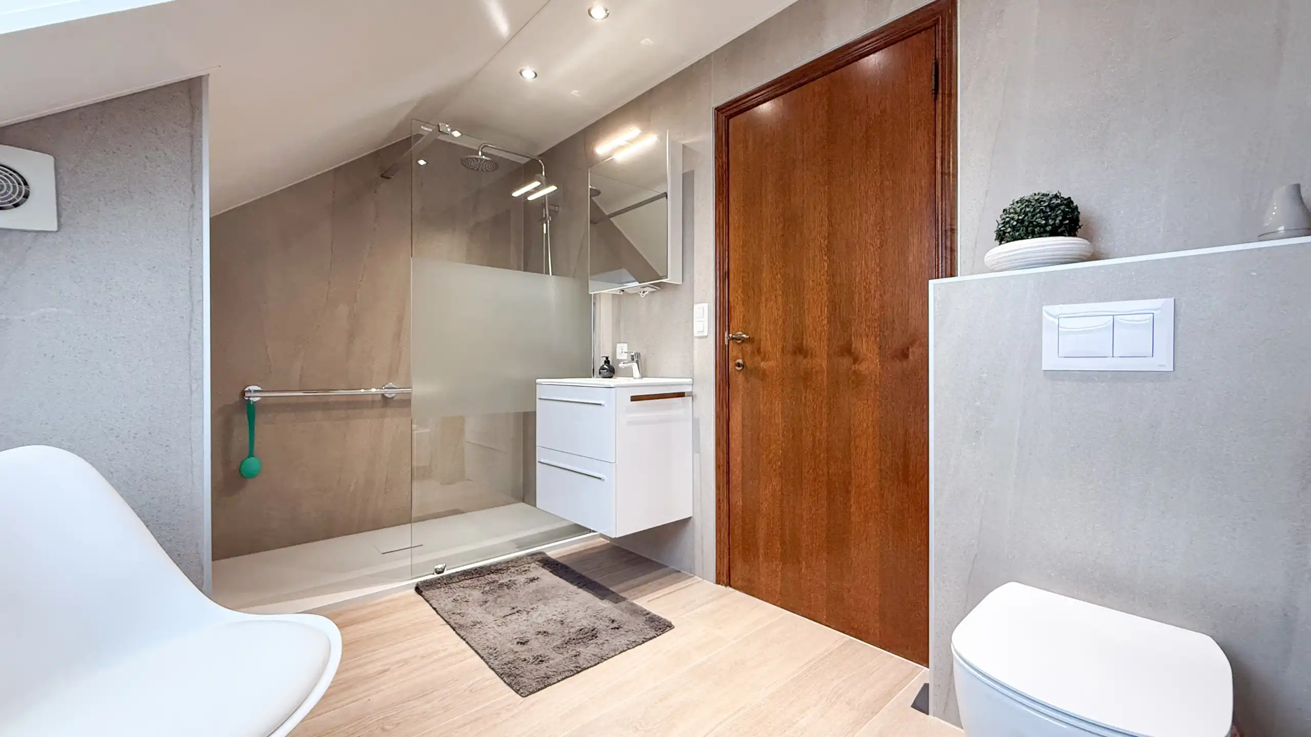Instapklare woning met 3slpks, tuin, airco en zonnepanelen! foto 25