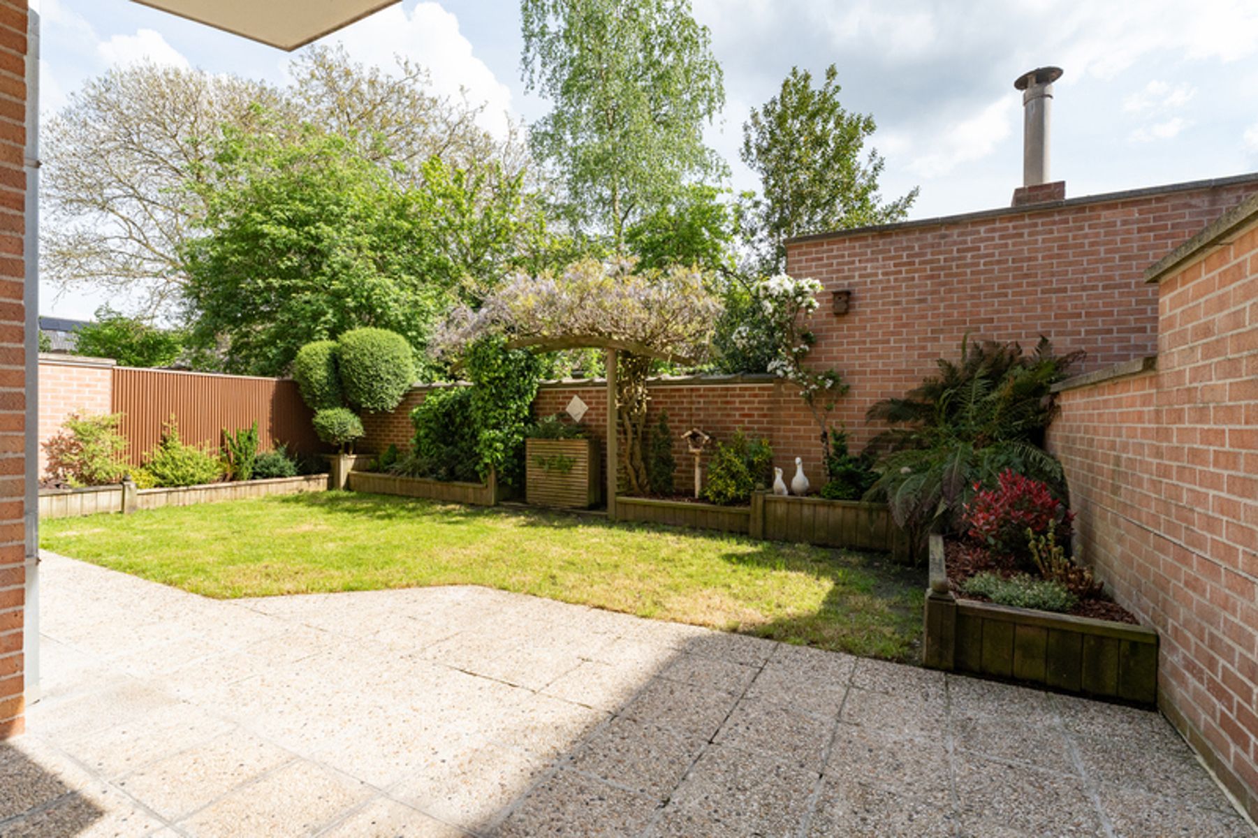Hoofdfoto van de publicatie: Gelijkvloers appartement met eigen tuin in het centrum van Tielt. 