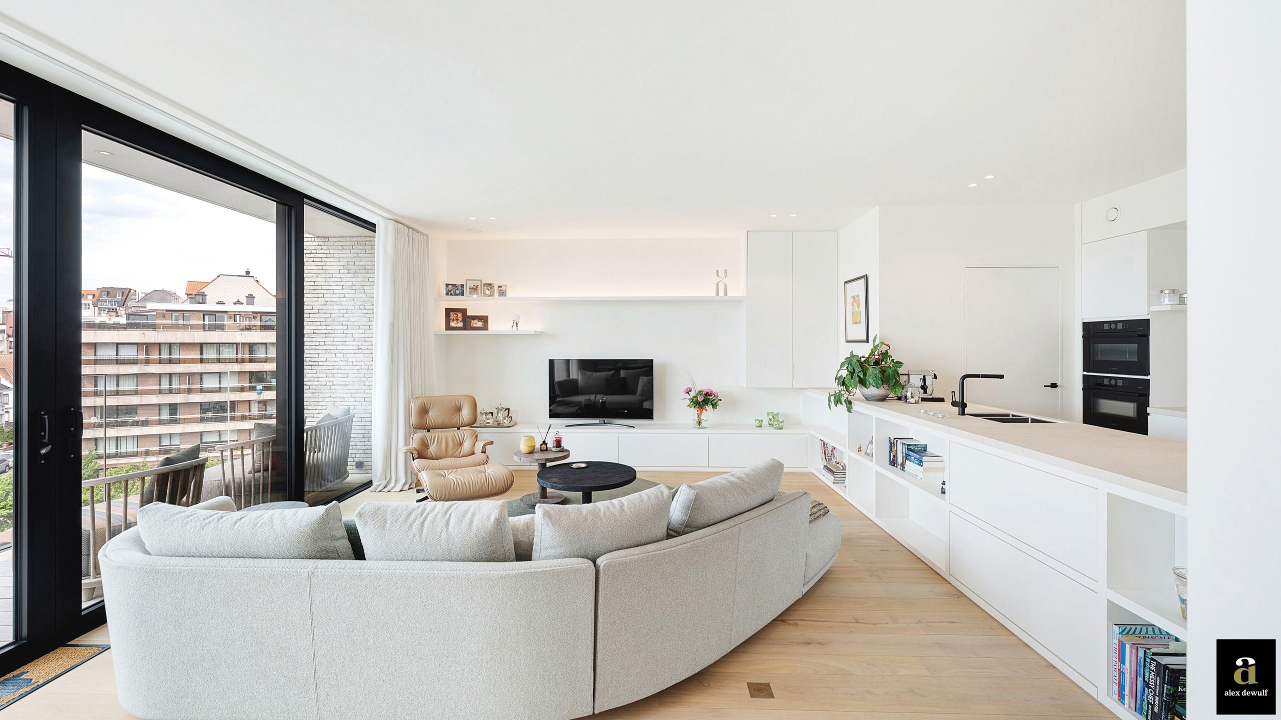 Exclusief zongericht  ruim appartement met open zicht en dubbele autostaanplaats [Koningslaan]. foto 6