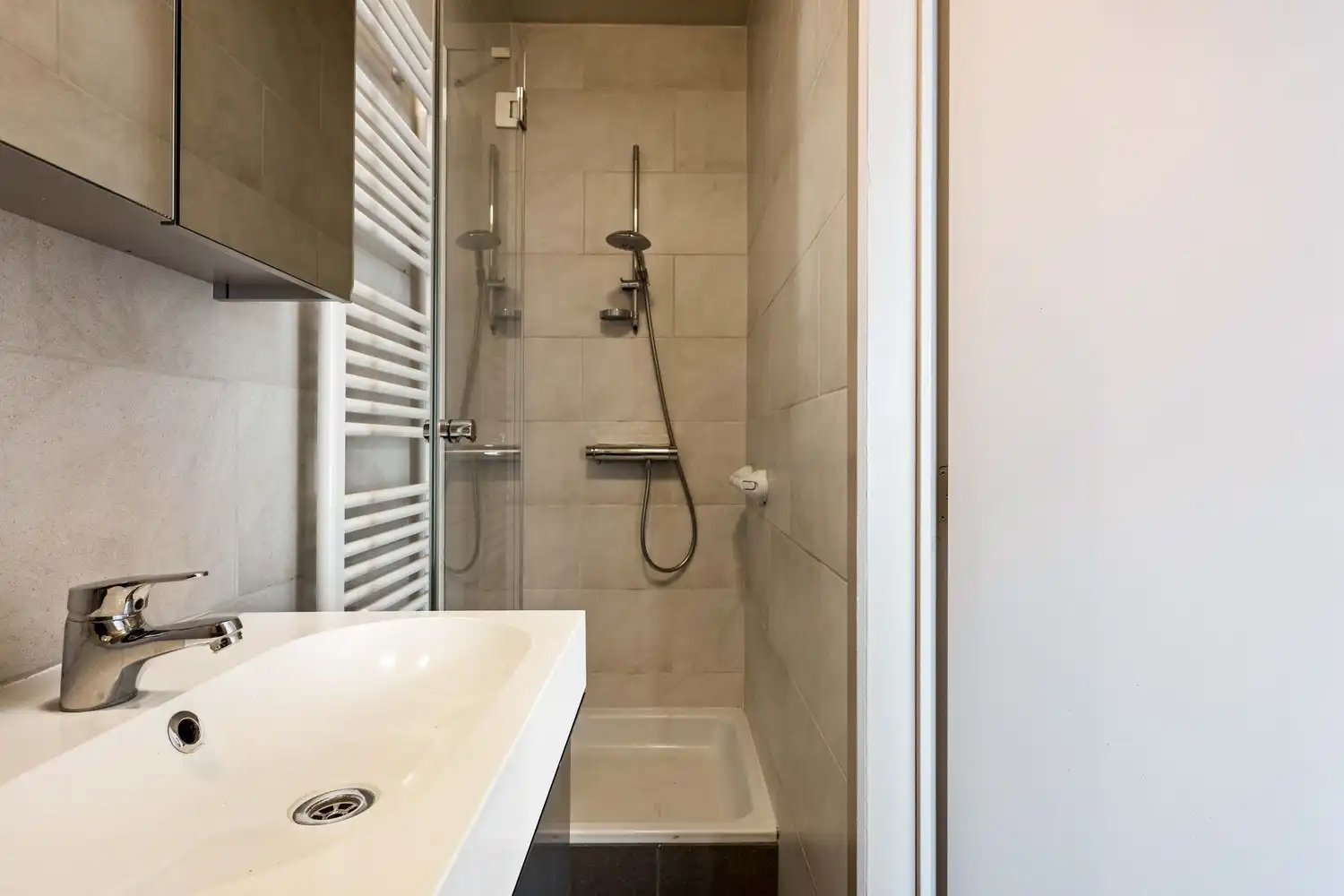Instapklaar gelijkvloers appartement met zonnige tuin foto 13