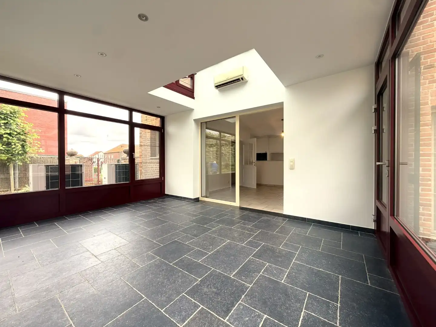 Bijzonder charmante benedenwoonst met 1 slaapkamer, veranda, terras en twee autostandplaatsen foto 27