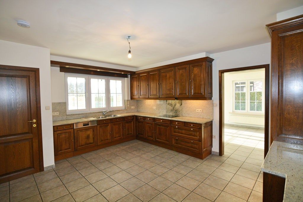 Vrijstaande woning met 4 slpks. en 2 bdks. op een perceel van 12a38ca. foto 14