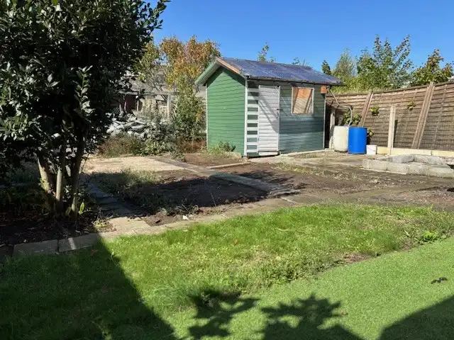 Rustig gelegen, ruime te renoveren woning met 4 slaapkamers, tuin en garage op 262m2 . foto 4